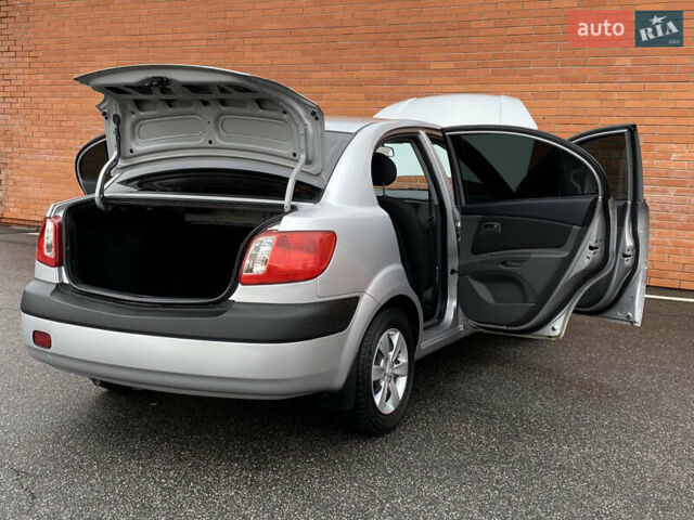 Серый Киа Рио, объемом двигателя 1.4 л и пробегом 179 тыс. км за 3999 $, фото 24 на Automoto.ua
