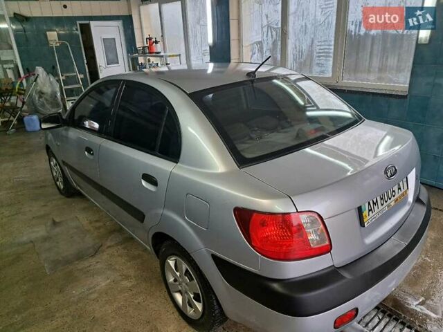 Серый Киа Рио, объемом двигателя 1.3 л и пробегом 345 тыс. км за 3300 $, фото 2 на Automoto.ua