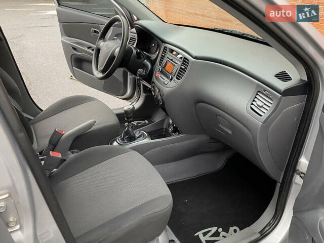 Серый Киа Рио, объемом двигателя 1.4 л и пробегом 179 тыс. км за 3999 $, фото 38 на Automoto.ua