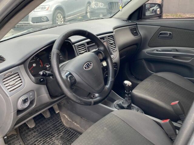 Сірий Кіа Ріо, об'ємом двигуна 1.4 л та пробігом 390 тис. км за 2999 $, фото 4 на Automoto.ua