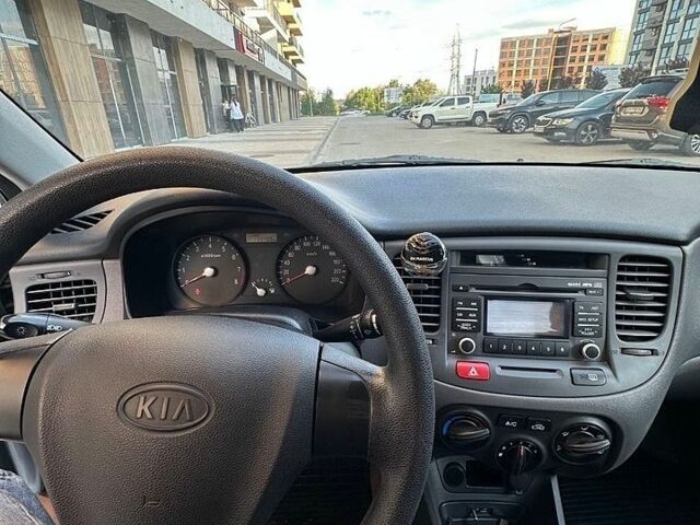 Серый Киа Рио, объемом двигателя 1.4 л и пробегом 135 тыс. км за 5900 $, фото 6 на Automoto.ua