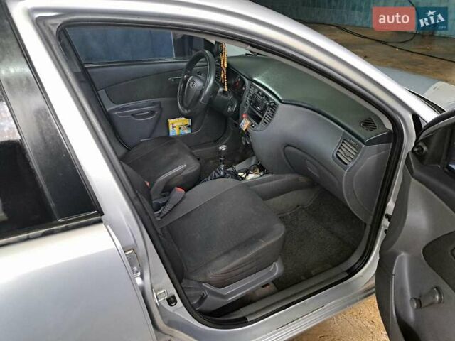 Серый Киа Рио, объемом двигателя 1.3 л и пробегом 345 тыс. км за 3300 $, фото 6 на Automoto.ua