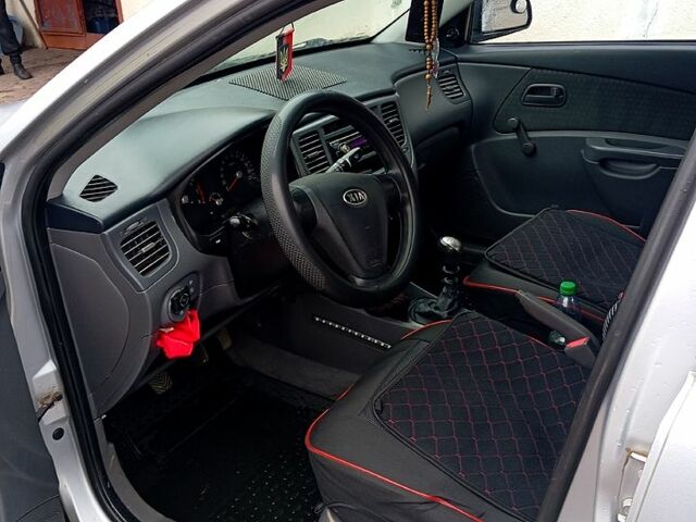 Сірий Кіа Ріо, об'ємом двигуна 1.4 л та пробігом 300 тис. км за 4000 $, фото 5 на Automoto.ua