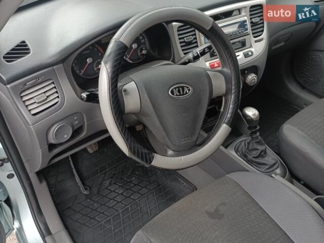 Серый Киа Рио, объемом двигателя 1.4 л и пробегом 240 тыс. км за 4300 $, фото 2 на Automoto.ua
