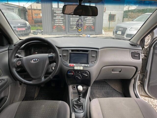 Сірий Кіа Ріо, об'ємом двигуна 1.4 л та пробігом 390 тис. км за 2999 $, фото 5 на Automoto.ua