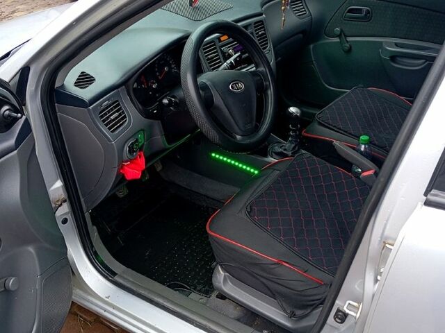 Сірий Кіа Ріо, об'ємом двигуна 1.4 л та пробігом 30000 тис. км за 4000 $, фото 6 на Automoto.ua