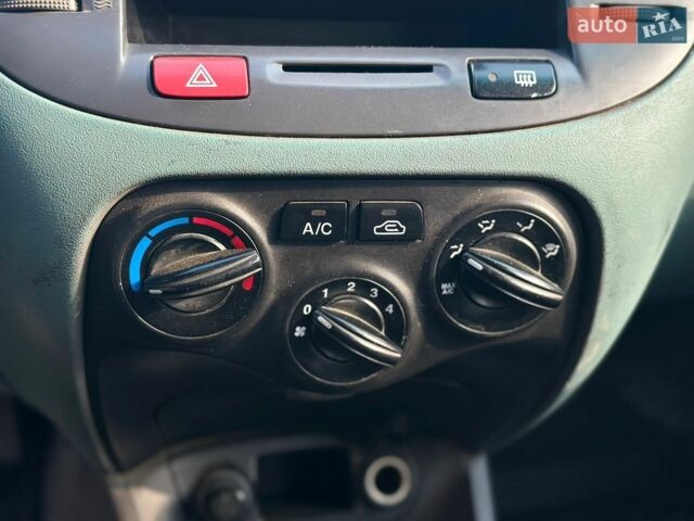 Сірий Кіа Ріо, об'ємом двигуна 1.49 л та пробігом 300 тис. км за 3700 $, фото 7 на Automoto.ua