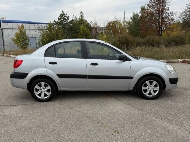 Сірий Кіа Ріо, об'ємом двигуна 1.4 л та пробігом 246 тис. км за 4300 $, фото 3 на Automoto.ua