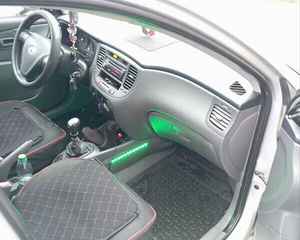 Сірий Кіа Ріо, об'ємом двигуна 1.4 л та пробігом 300 тис. км за 4000 $, фото 2 на Automoto.ua