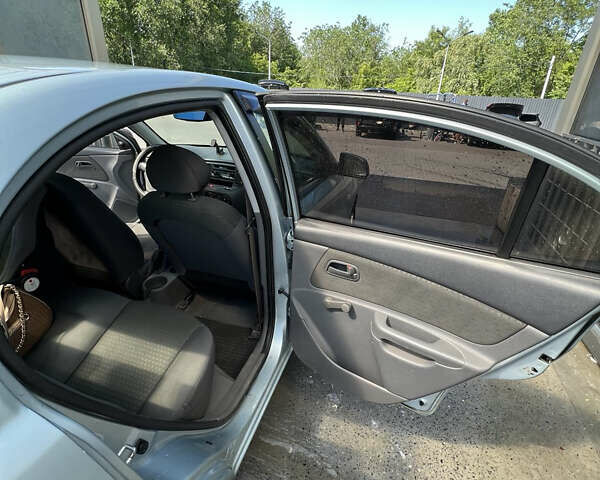 Серый Киа Рио, объемом двигателя 1.4 л и пробегом 177 тыс. км за 4400 $, фото 5 на Automoto.ua