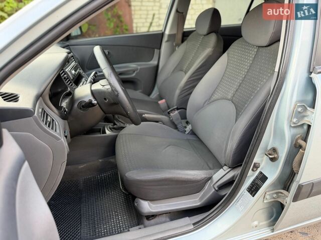 Серый Киа Рио, объемом двигателя 1.4 л и пробегом 240 тыс. км за 3250 $, фото 12 на Automoto.ua