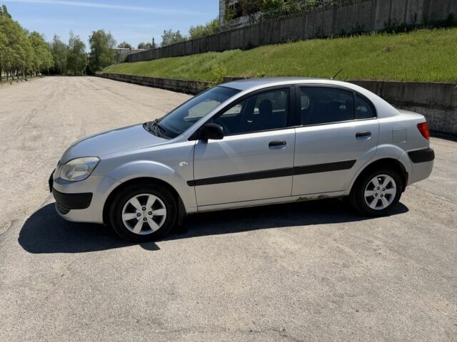 Серый Киа Рио, объемом двигателя 1.4 л и пробегом 242 тыс. км за 3600 $, фото 2 на Automoto.ua