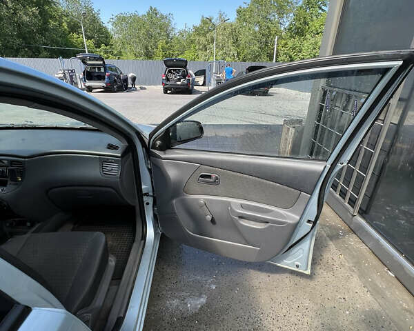 Серый Киа Рио, объемом двигателя 1.4 л и пробегом 177 тыс. км за 4400 $, фото 4 на Automoto.ua