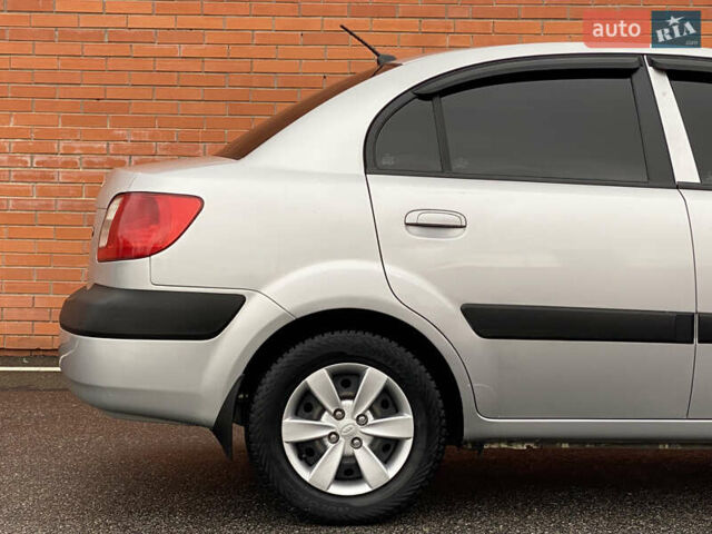 Серый Киа Рио, объемом двигателя 1.4 л и пробегом 179 тыс. км за 4250 $, фото 15 на Automoto.ua