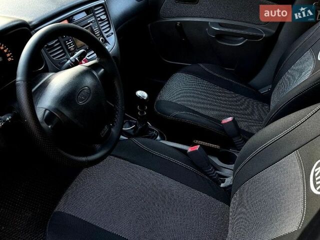 Серый Киа Рио, объемом двигателя 1.4 л и пробегом 219 тыс. км за 2800 $, фото 6 на Automoto.ua