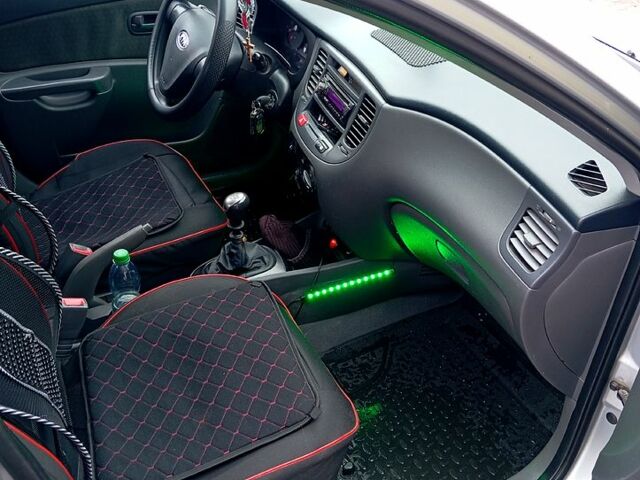 Сірий Кіа Ріо, об'ємом двигуна 1.4 л та пробігом 30000 тис. км за 4000 $, фото 10 на Automoto.ua