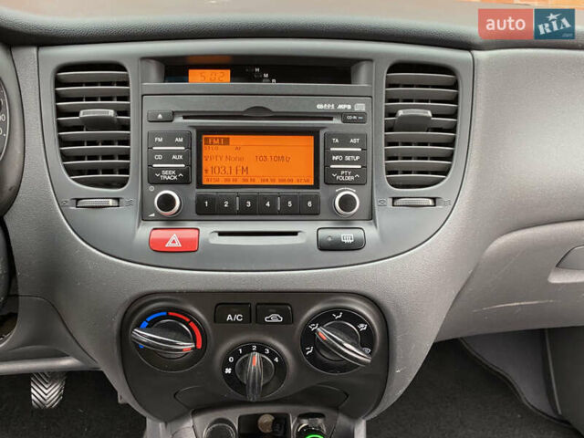 Серый Киа Рио, объемом двигателя 1.4 л и пробегом 179 тыс. км за 3999 $, фото 46 на Automoto.ua
