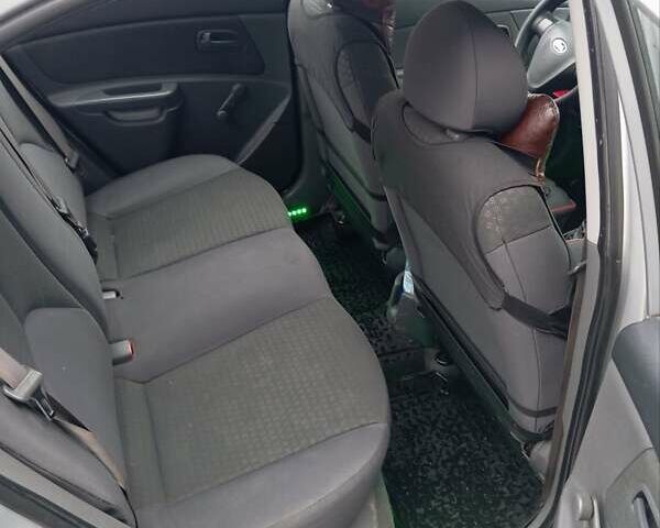 Сірий Кіа Ріо, об'ємом двигуна 1.4 л та пробігом 300 тис. км за 4000 $, фото 3 на Automoto.ua