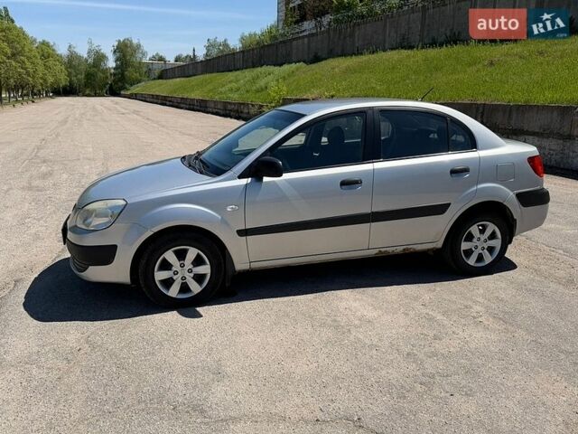 Серый Киа Рио, объемом двигателя 1.4 л и пробегом 242 тыс. км за 3600 $, фото 3 на Automoto.ua