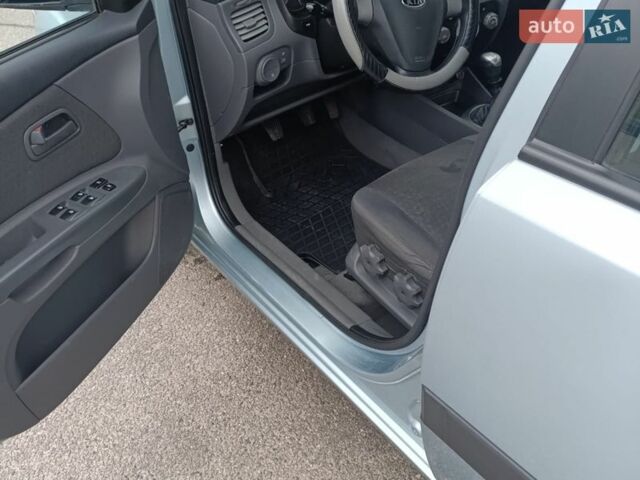 Серый Киа Рио, объемом двигателя 1.4 л и пробегом 240 тыс. км за 4300 $, фото 5 на Automoto.ua