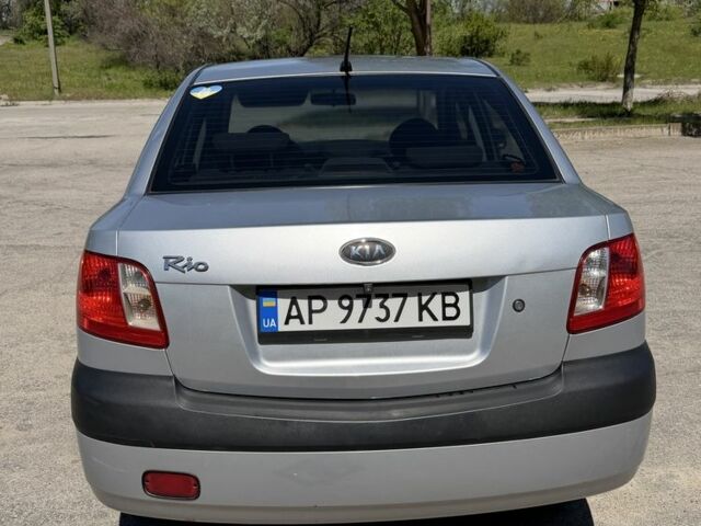Серый Киа Рио, объемом двигателя 1.4 л и пробегом 242 тыс. км за 3600 $, фото 4 на Automoto.ua