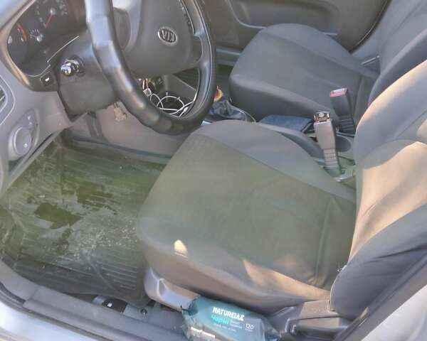 Серый Киа Рио, объемом двигателя 1.4 л и пробегом 240 тыс. км за 4100 $, фото 1 на Automoto.ua