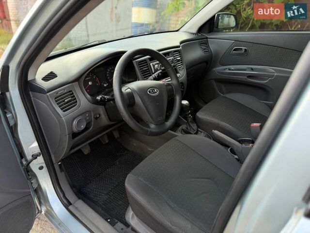 Серый Киа Рио, объемом двигателя 1.4 л и пробегом 240 тыс. км за 3250 $, фото 13 на Automoto.ua