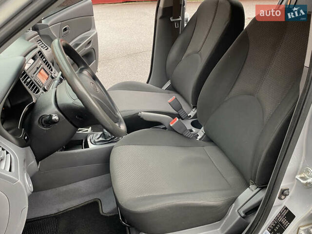 Серый Киа Рио, объемом двигателя 1.4 л и пробегом 179 тыс. км за 4250 $, фото 30 на Automoto.ua