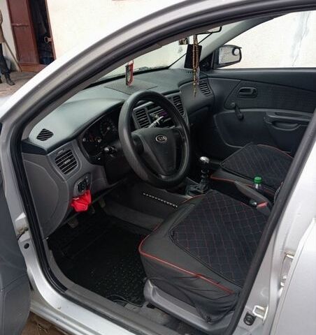 Сірий Кіа Ріо, об'ємом двигуна 1.4 л та пробігом 310 тис. км за 3800 $, фото 8 на Automoto.ua