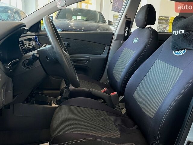 Серый Киа Рио, объемом двигателя 1.4 л и пробегом 93 тыс. км за 5600 $, фото 8 на Automoto.ua