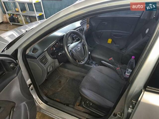 Серый Киа Рио, объемом двигателя 1.3 л и пробегом 345 тыс. км за 3300 $, фото 9 на Automoto.ua