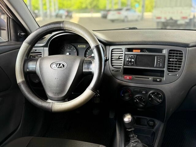 Серый Киа Рио, объемом двигателя 1.4 л и пробегом 243 тыс. км за 4200 $, фото 9 на Automoto.ua