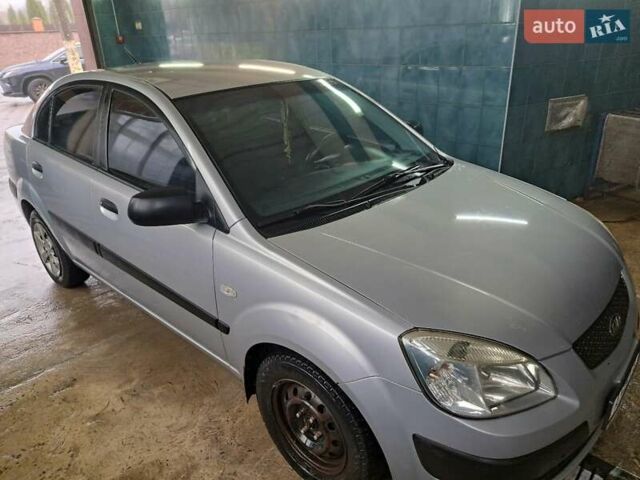 Серый Киа Рио, объемом двигателя 1.3 л и пробегом 345 тыс. км за 3300 $, фото 5 на Automoto.ua