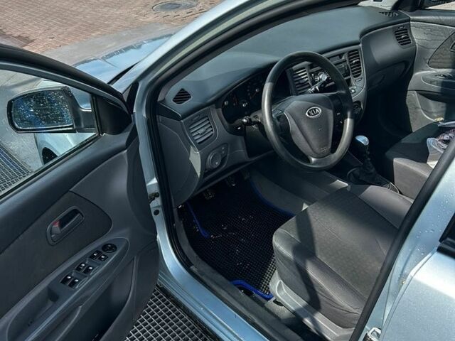 Серый Киа Рио, объемом двигателя 1.4 л и пробегом 180 тыс. км за 4200 $, фото 4 на Automoto.ua