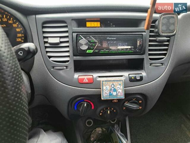 Серый Киа Рио, объемом двигателя 1.3 л и пробегом 345 тыс. км за 3300 $, фото 11 на Automoto.ua