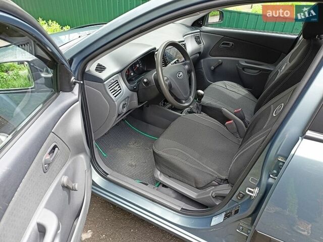 Серый Киа Рио, объемом двигателя 1.4 л и пробегом 169 тыс. км за 4500 $, фото 3 на Automoto.ua