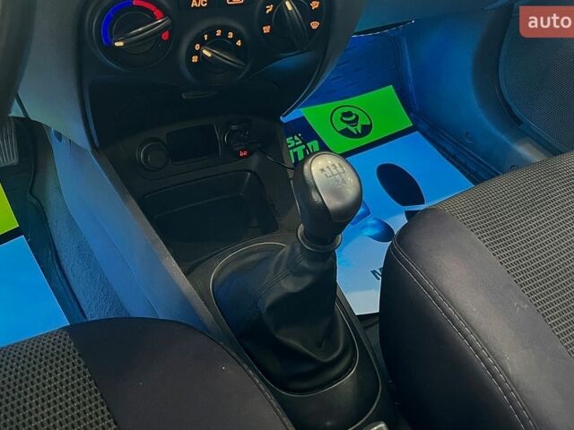 Серый Киа Рио, объемом двигателя 1.4 л и пробегом 93 тыс. км за 5600 $, фото 16 на Automoto.ua