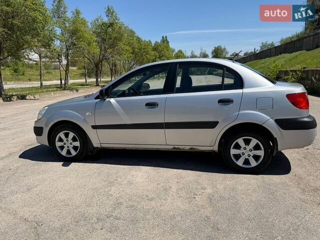 Серый Киа Рио, объемом двигателя 1.4 л и пробегом 242 тыс. км за 3600 $, фото 4 на Automoto.ua