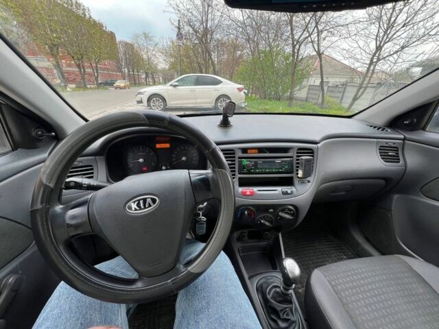 Сірий Кіа Ріо, об'ємом двигуна 1.4 л та пробігом 179 тис. км за 3300 $, фото 1 на Automoto.ua