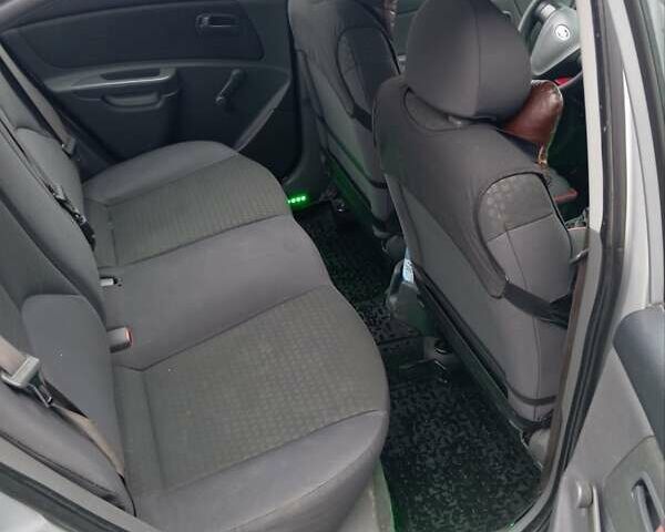Сірий Кіа Ріо, об'ємом двигуна 1.4 л та пробігом 300 тис. км за 4000 $, фото 4 на Automoto.ua