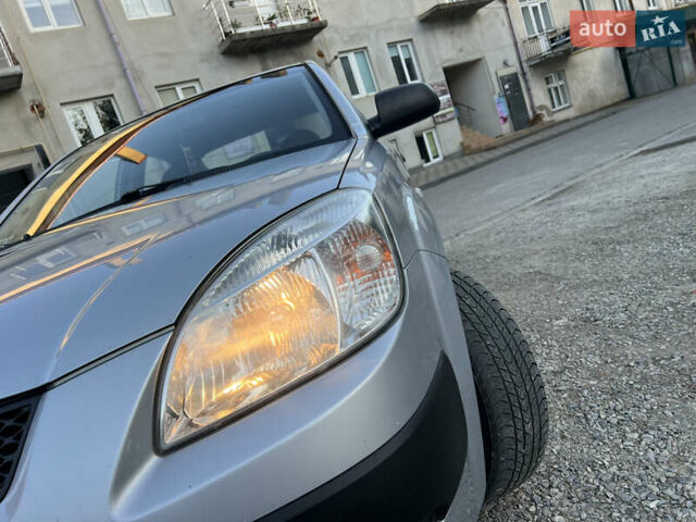 Серый Киа Рио, объемом двигателя 1.4 л и пробегом 335 тыс. км за 3750 $, фото 26 на Automoto.ua