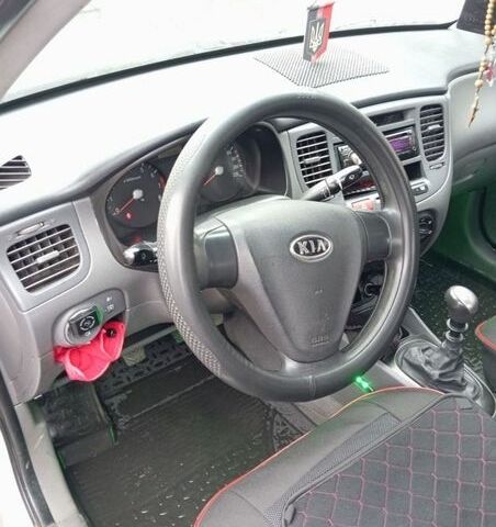 Сірий Кіа Ріо, об'ємом двигуна 1.4 л та пробігом 310 тис. км за 3800 $, фото 5 на Automoto.ua