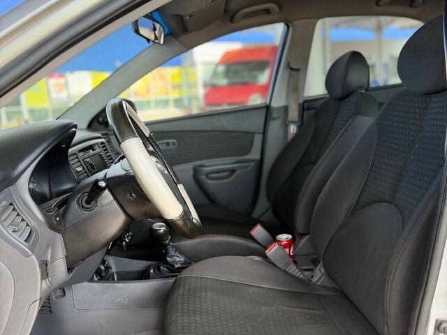 Серый Киа Рио, объемом двигателя 1.4 л и пробегом 243 тыс. км за 4200 $, фото 12 на Automoto.ua