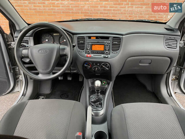 Серый Киа Рио, объемом двигателя 1.4 л и пробегом 179 тыс. км за 4250 $, фото 40 на Automoto.ua