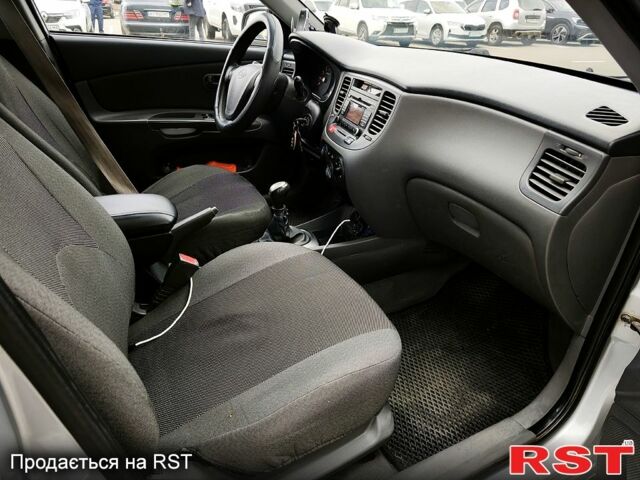Серый Киа Рио, объемом двигателя 1.4 л и пробегом 220 тыс. км за 4500 $, фото 6 на Automoto.ua