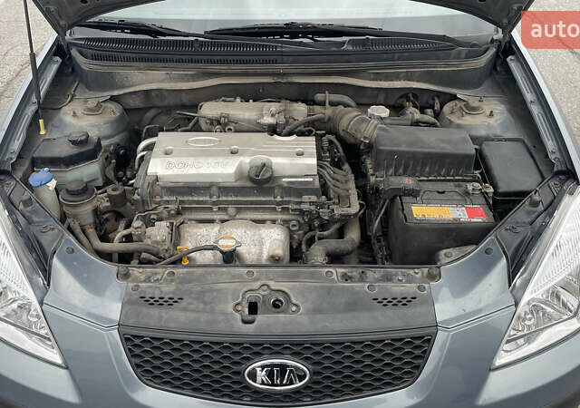 Серый Киа Рио, объемом двигателя 1.4 л и пробегом 82 тыс. км за 5400 $, фото 7 на Automoto.ua