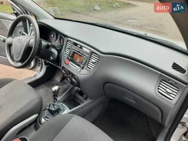Серый Киа Рио, объемом двигателя 1.4 л и пробегом 113 тыс. км за 4550 $, фото 45 на Automoto.ua