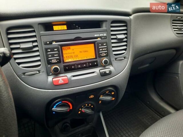 Серый Киа Рио, объемом двигателя 1.4 л и пробегом 113 тыс. км за 4550 $, фото 73 на Automoto.ua