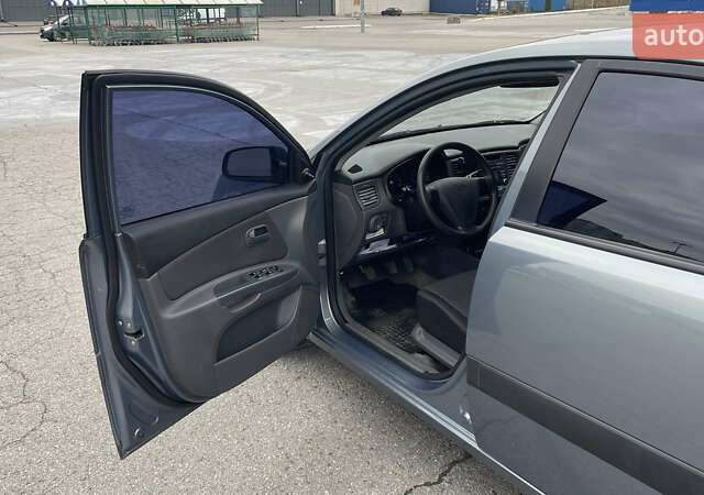 Серый Киа Рио, объемом двигателя 1.4 л и пробегом 82 тыс. км за 5400 $, фото 4 на Automoto.ua