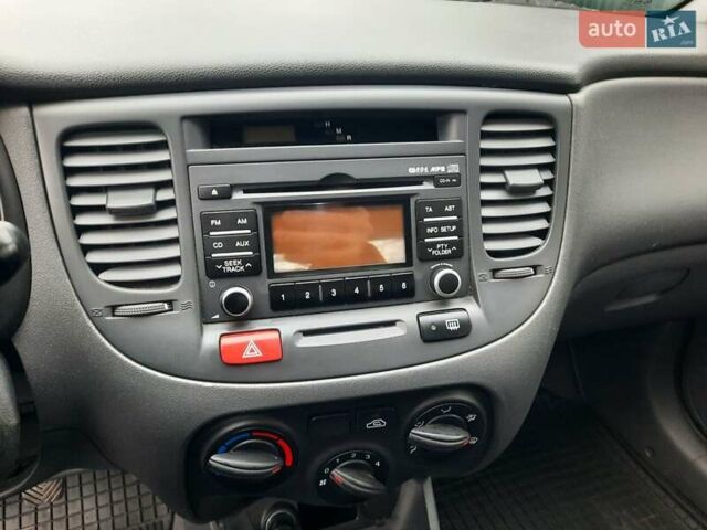 Серый Киа Рио, объемом двигателя 1.4 л и пробегом 113 тыс. км за 4550 $, фото 35 на Automoto.ua